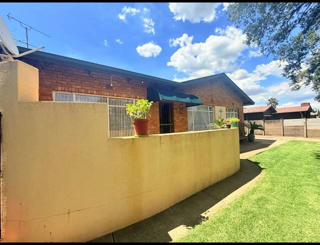 3 BEDROOM HOUSE FOR SALE IN VANDERBIJLPARK CW 4